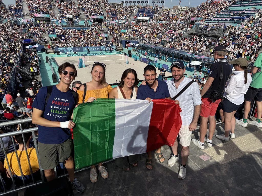 stade Eiffel giochi olimpici parigi 2024 campo di Marte bandiera italiana tifo Beach volley italia